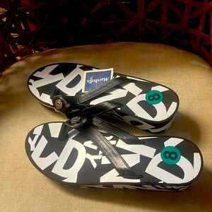 New DKNY Womens Thong Sandals 8 NWT Unique
